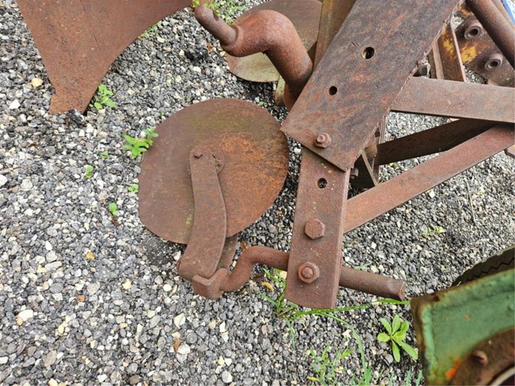 #2067-•-massey-ferguson-3b-3pt-plow-image-12