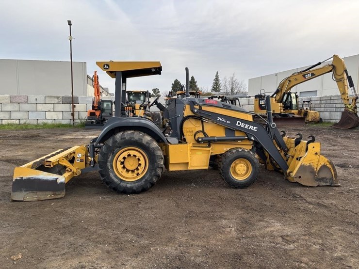 2019-deere-210l-image-7