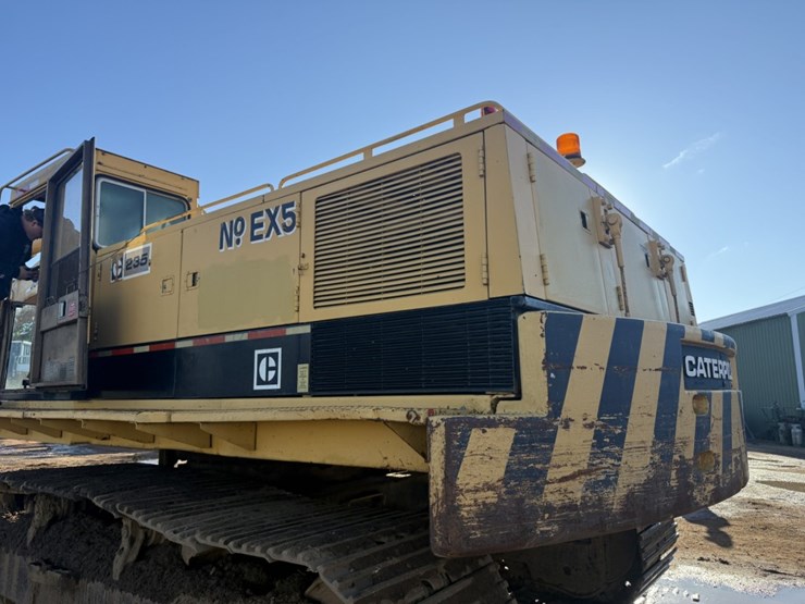 caterpillar-235-image-14