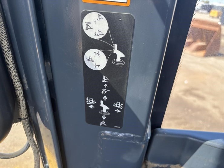 2017-deere-750k-image-35