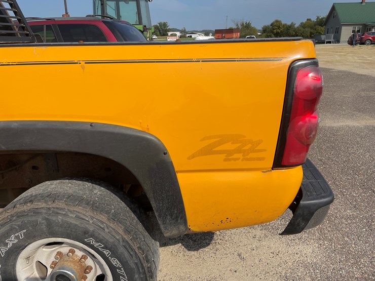 #1007-•-2004-chevy-2500-hd-(has-wi-title)-image-8