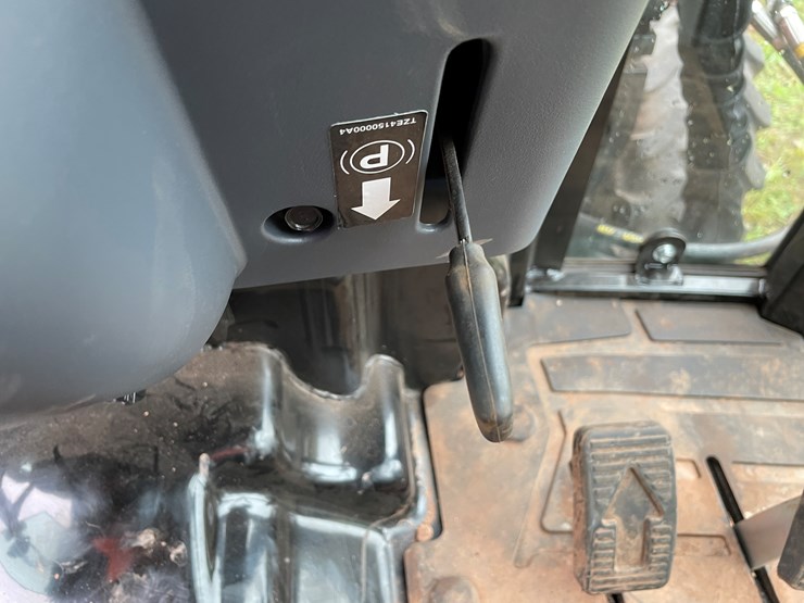 #8065-•-2024-bad-boy-4035ch-4wd-tractor-with-front-mount-berco-66"-snowblower-image-64