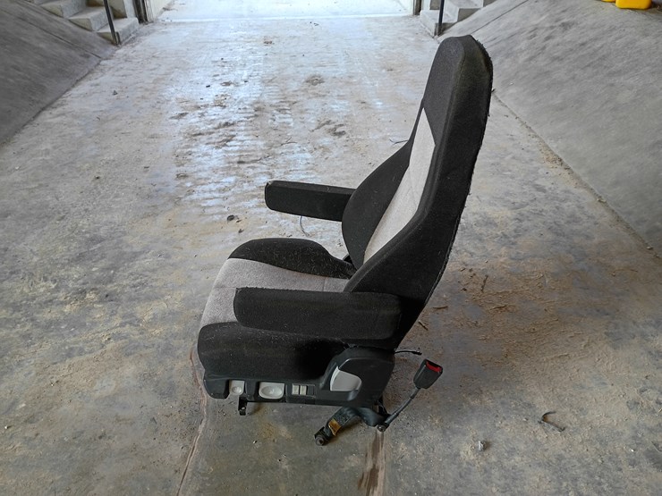 #205-•-air-ride-seat-image-2