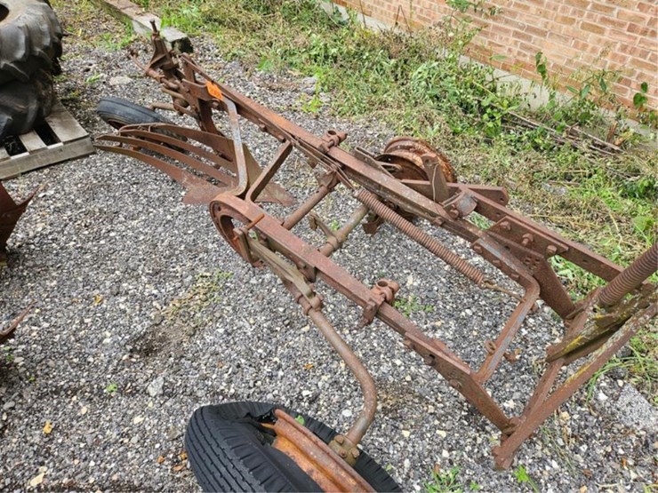 #2068-•-allis-chalmers-2b-pull-plow-image-10