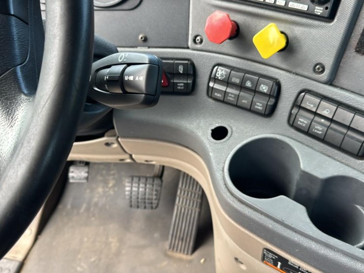 #1959-•-2015-freightliner-day-cab-semi-truck-image-49
