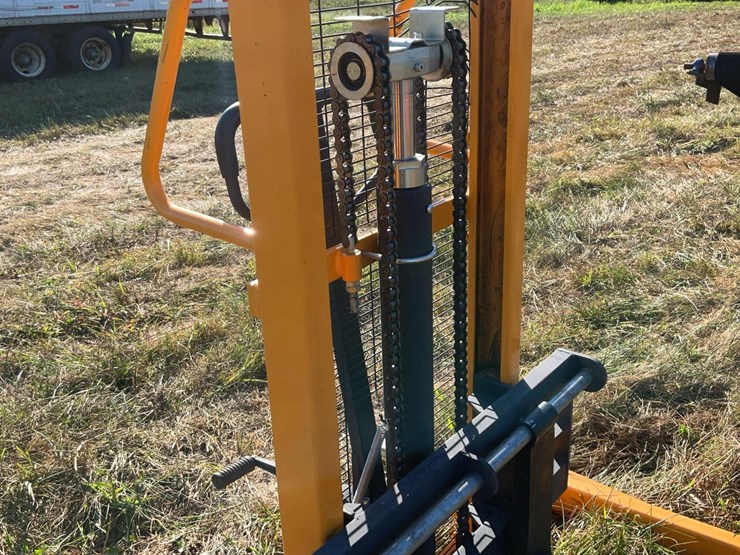 #224-•-hand-stacker-lift-image-6