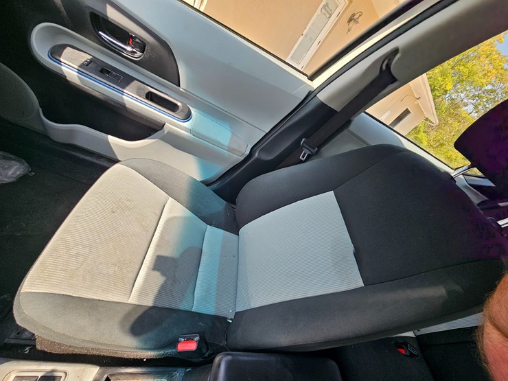 #16993-•-2012-toyota-prius-c-passenger-car-image-28