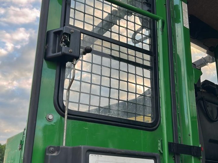 2018-deere-648l-image-32