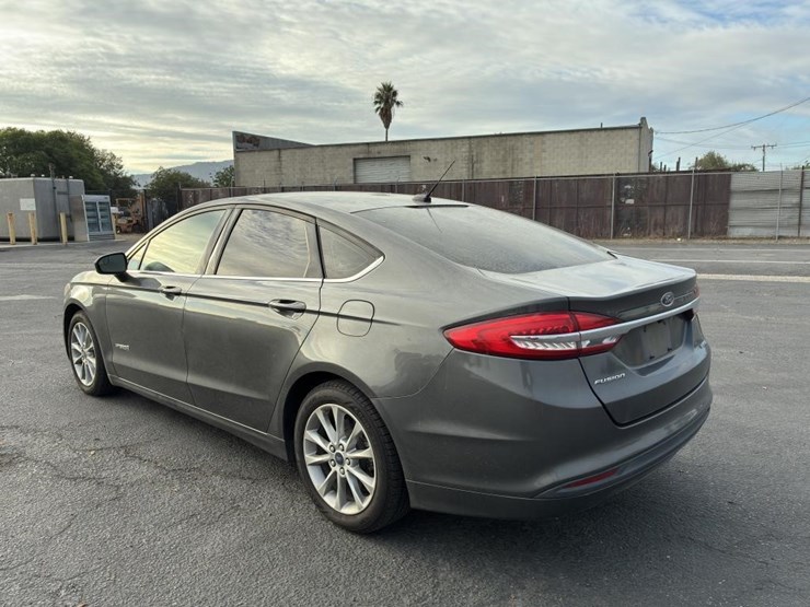 2017-ford-fusion-sedan-image-4