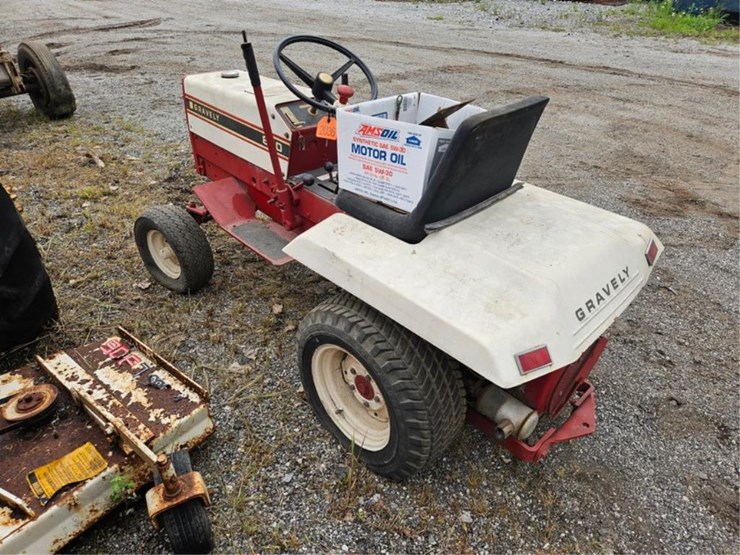 #2036-•-gravely-810-garden-tractor-image-3