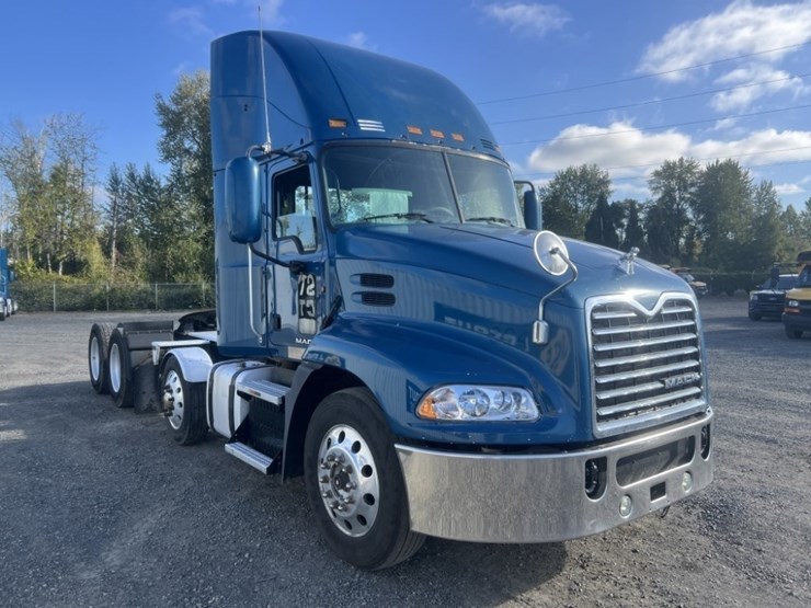 2013-mack-cxu-tri-axle-truck-tractor-image-2