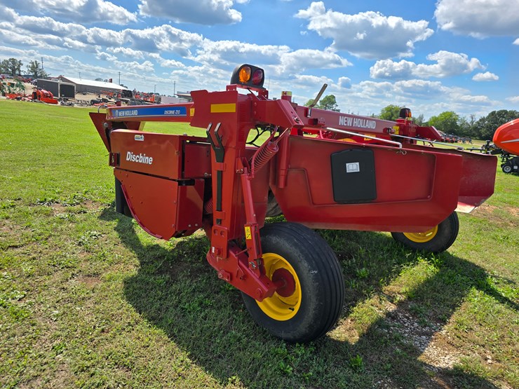 2023-new-holland-210-image-23