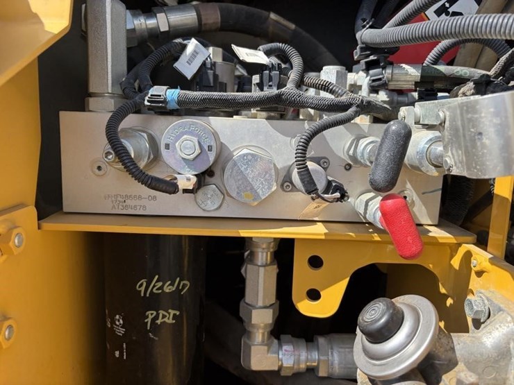2017-deere-750k-image-49
