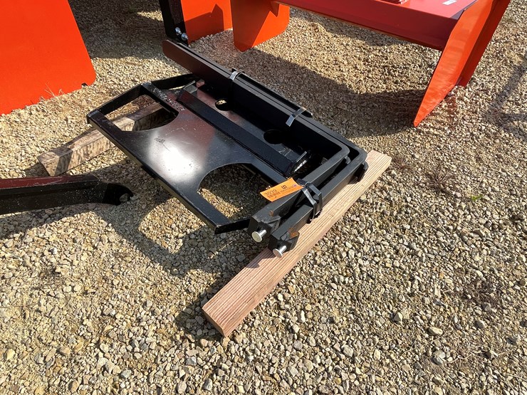 #3039-•-mini-universal-attach-pallet-forks-and-mast-image-1