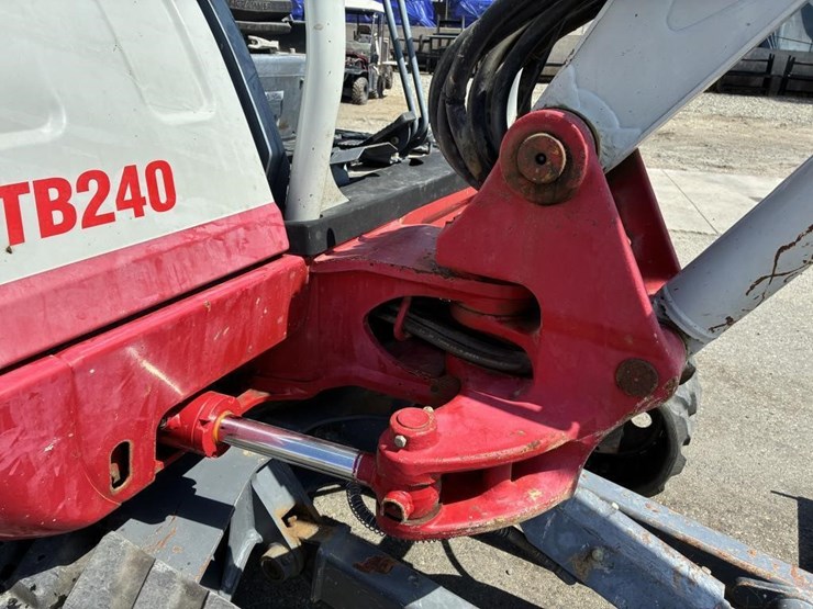 2019-takeuchi-tb240-image-12
