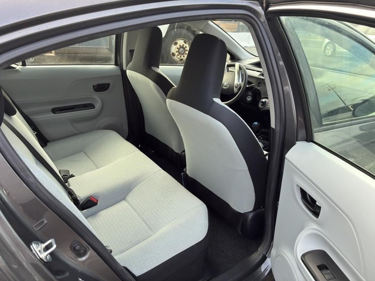 2014-toyota-prius-hatchback-image-8