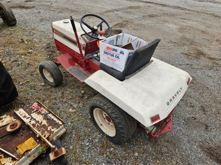 #2036-•-gravely-810-garden-tractor-image-19