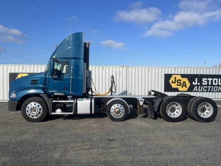 2013-mack-cxu-tri-axle-truck-tractor-image-7