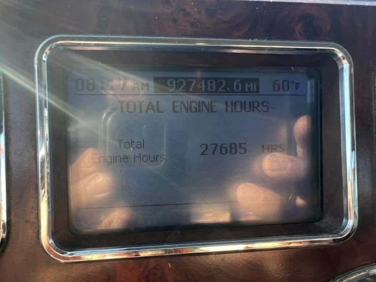 2013-mack-cxu-tri-axle-truck-tractor-image-32