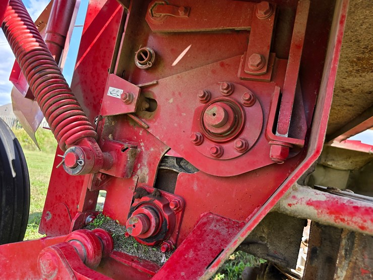 2023-new-holland-210-image-61