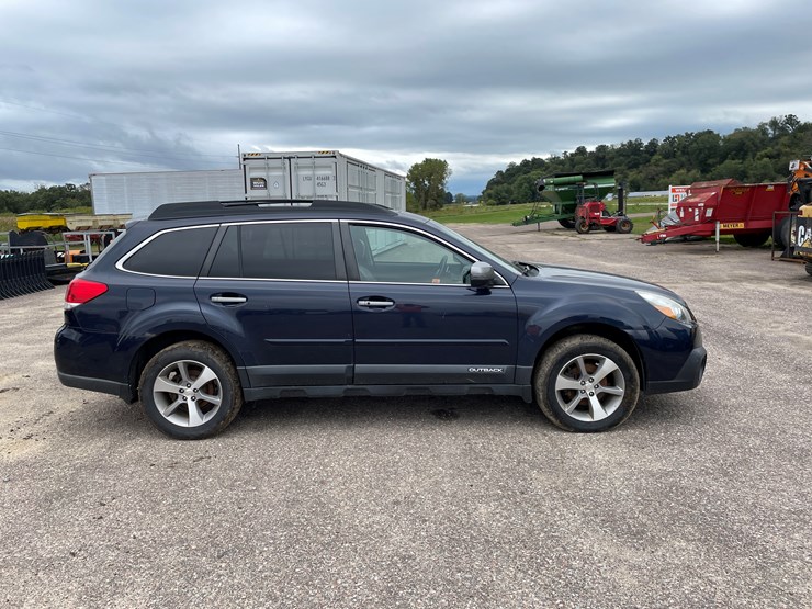 #1037-•-2014-subaru-outback-(wi-title-in-delay)-image-7
