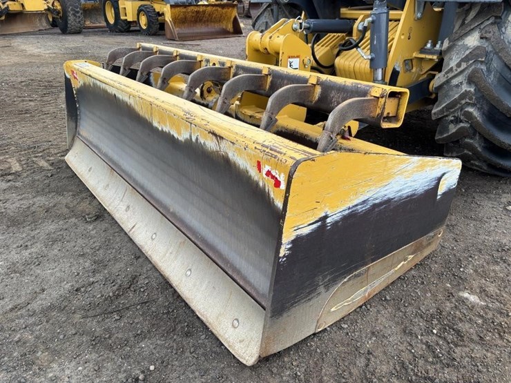2019-deere-210l-image-16