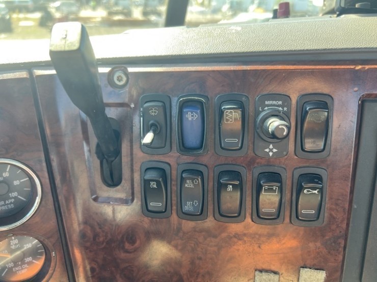 2013-mack-cxu-tri-axle-truck-tractor-image-35