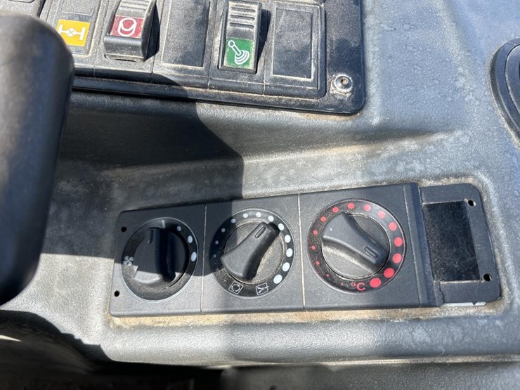 2016-deere-344k-image-65