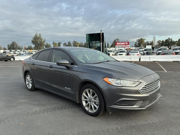 2017-ford-fusion-sedan-image-2