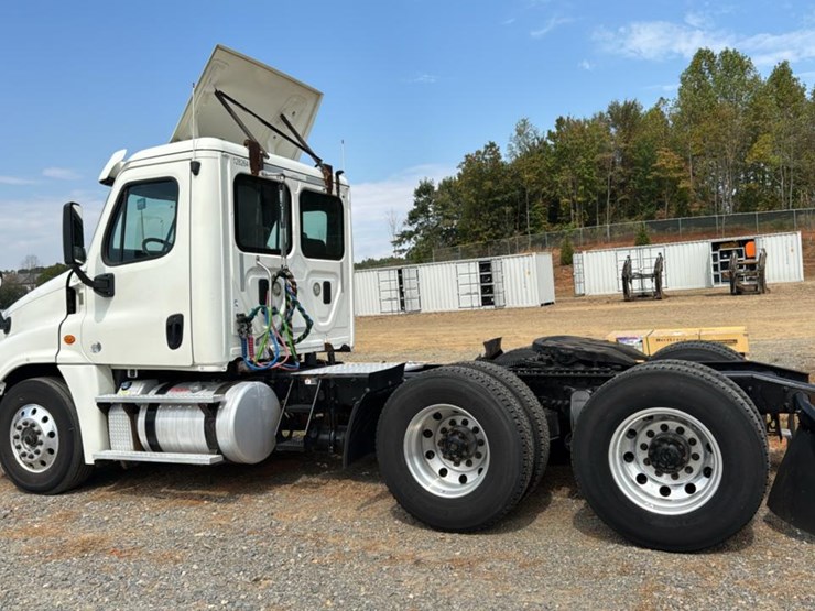 #1959-•-2015-freightliner-day-cab-semi-truck-image-3