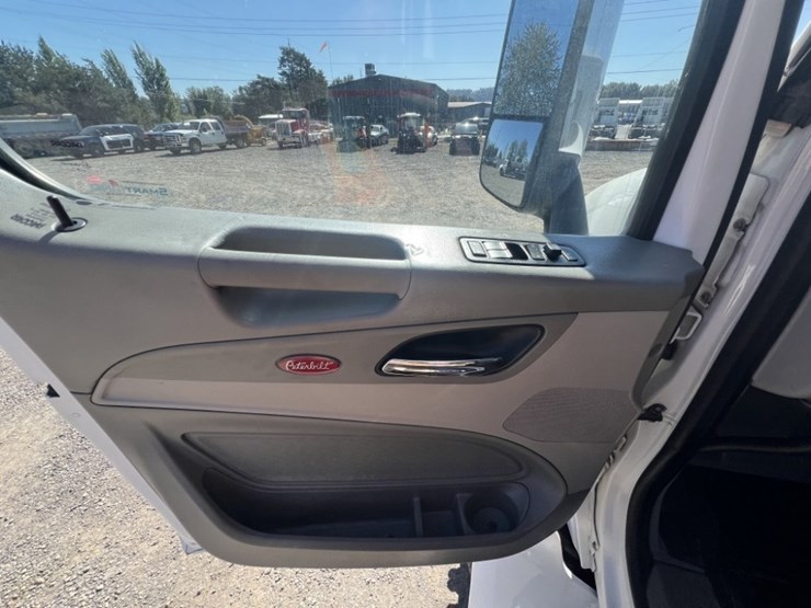 2020-peterbilt-579-image-32