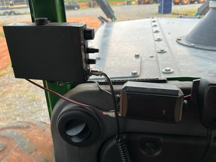 2018-deere-648l-image-47