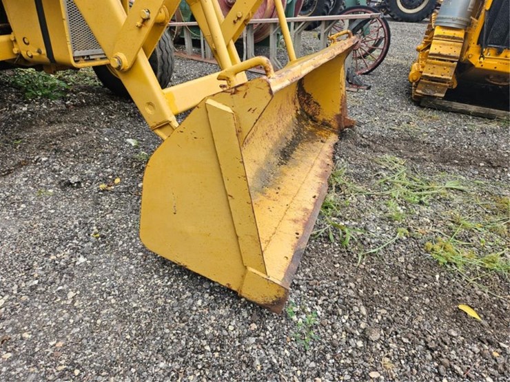 #2008-•-massey-ferguson-loader-tractor-image-10