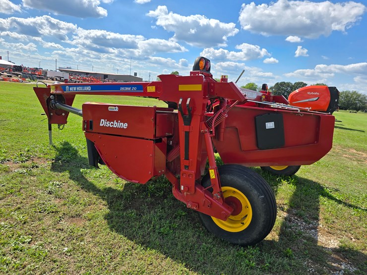 2023-new-holland-210-image-22