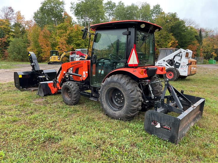 #8065-•-2024-bad-boy-4035ch-4wd-tractor-with-front-mount-berco-66"-snowblower-image-4