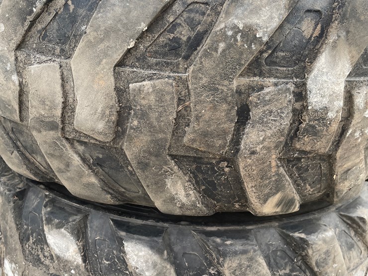 #6484-•-(4)-skidsteer-tires-and-rims-image-9