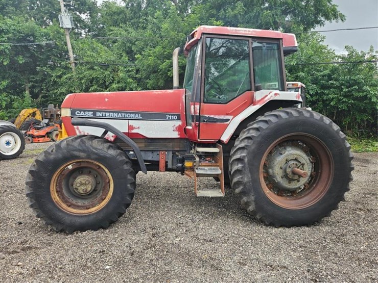 #2003-•-case-international-7110-magnum-tractor-image-2