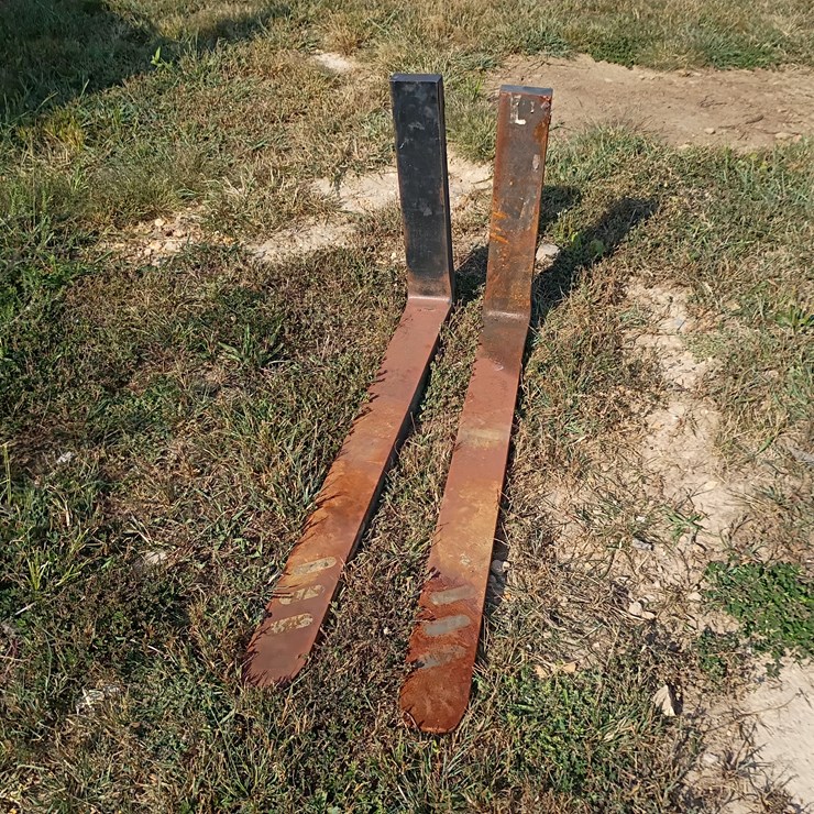 #105 • Set of 42" Pallet Forks