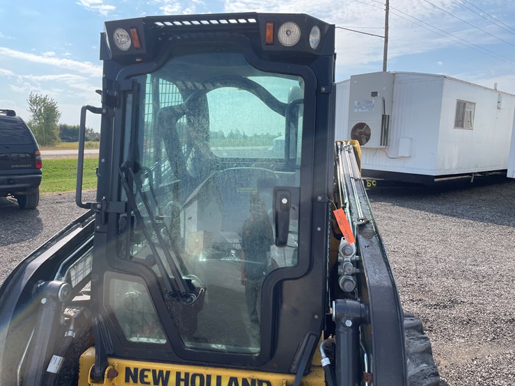 2019-new-holland-l216-image-27
