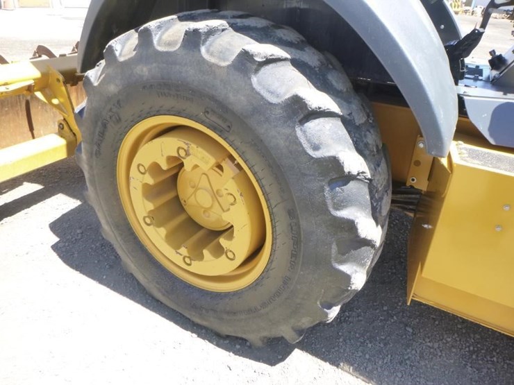 2021-deere-210l-image-40