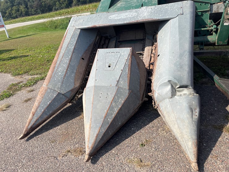 #1032-•-new-idea-(2)-row-corn-picker-image-22