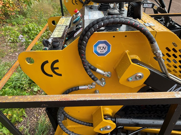 #8175-•-agt-compact-track-loader-image-15