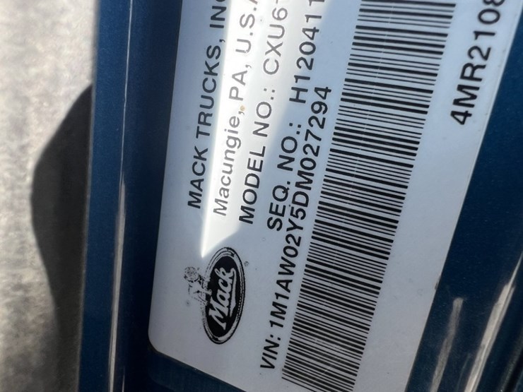 2013-mack-cxu-tri-axle-truck-tractor-image-29