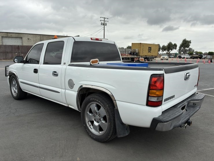 2005-gmc-sierra-crew-cab-pickup-image-4