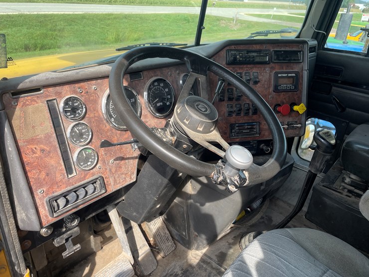 #1003-•-1997-international-semi-tractor-(has-wi-title)-image-45