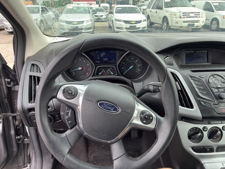2014-ford-focus-sedan-image-13
