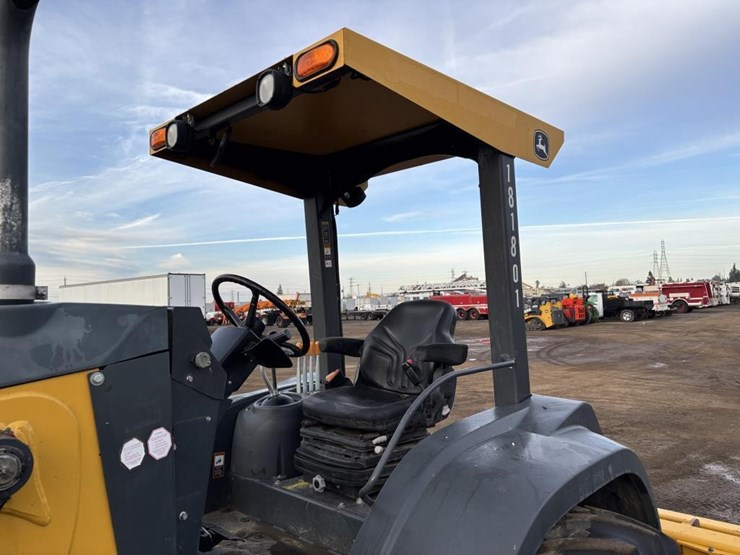 2019-deere-210l-image-29