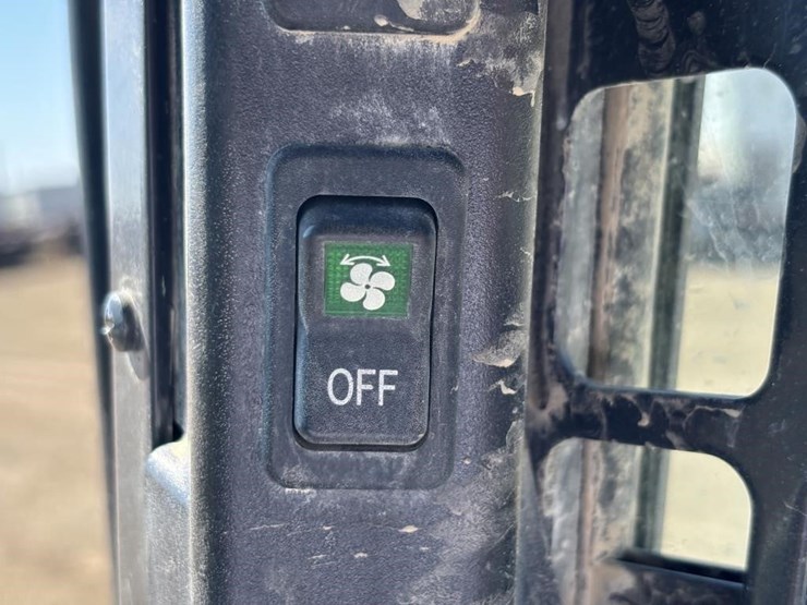 2022-bobcat-s850-image-35