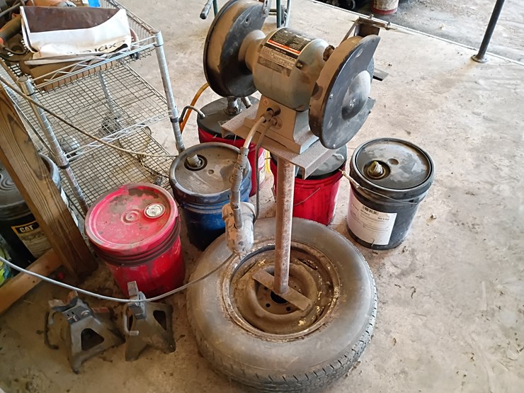 #202-•-delta-8"-bench-grinder-w/-flexible-lamp-image-3