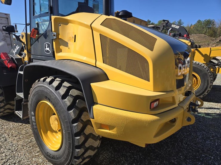 2019-deere-344l-image-40